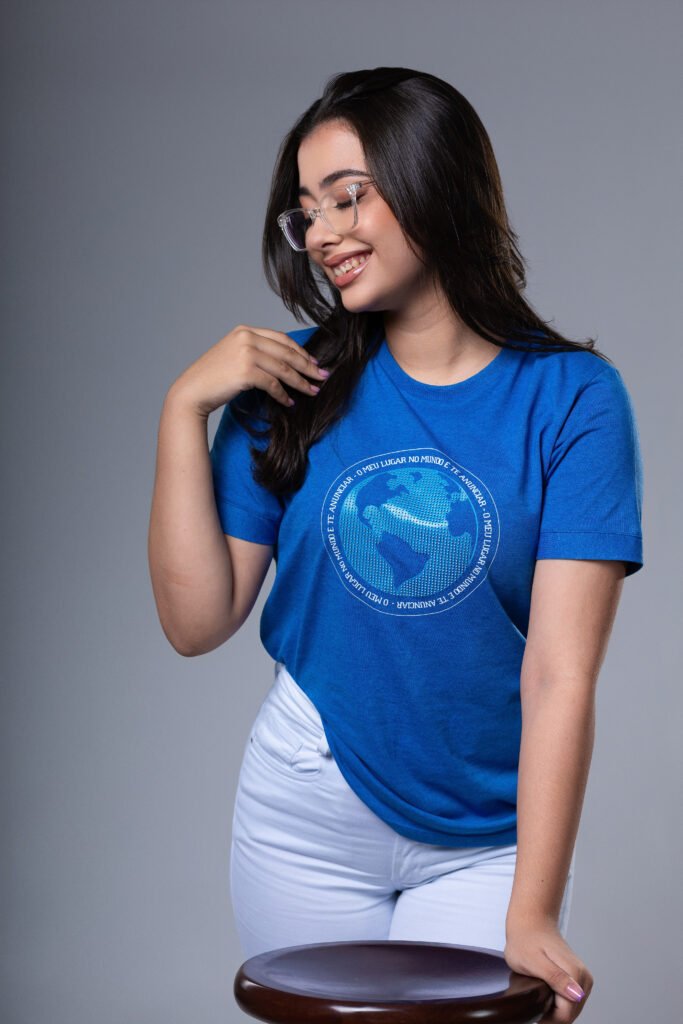 Coleção Jovem 2026 - Camiseta Globo O Meu Lugar no Mundo - 100% Algodão Mescla Azul